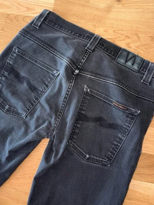 Nudie jeans - Sköna Nudie jeans i storlek 32/32. As najs för sommarkvällar! Skriv vid frågor☺️