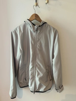 Wind breaker  - Extremt snygg wind breaker från Armani. Fint märke och bra kvalité. Passar till fina evenemang men även till träningstillfällen eller att ha över en hoodie på en blåsig dag!