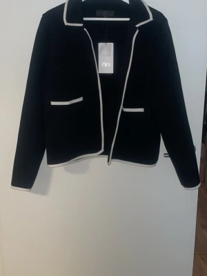 Nyköpt Kavaj/jacka  - Ny skick Kavaj/jacka köpt från Zara storlek L