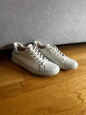 Vita sommarskor - Säljer mina vita sneakers med silver detaljer i storlek 37 från ecco. De är knappt använda och nypris ligger på runt 900kr