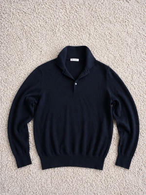 Gran Sasso Piké - Säljer en stilren stickad tröja från Gran Sasso. Väldigt hög kvalitet och klassisk design. Tillverkad i 100% virgin wool (ull) från Italien, vilket ger en mjuk och exklusiv känsla. Mycket fint skick utan defekter redo att användas direkt. Storlek: 50 (motsvarar ca S/M) Passform: Slim/Regular Pris kan diskuteras vid snabb affär. Bara att skriva vid frågor eller fler bilder!