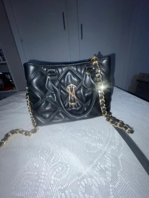 Steve madden handväska - Svart quiltad handväska med kedja. Nyskick