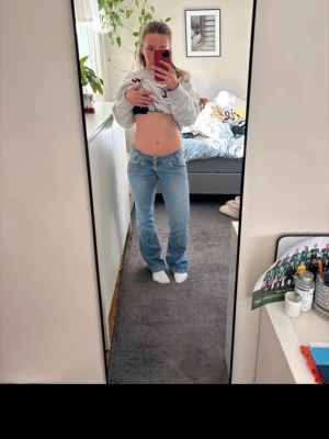 Ljusblå utsvängda jeans från Lee - Säljer ett par ljusblå jeans från Lee med utsvängda ben och klassisk femficksdesign. Jeansen har midjestorlek 26 vilket i dessa jeans motsvarar ca 37,5 cm. Innerbenslängden är ca 80 cm hög och totala längden är ca 99cm. Tillverkade i denim med snygg wash! Min favorit modell på Lee jeans men passade tyvärr inte mig som jag önskade, därför säljer jag! För referens är jag ca 162 cm lång! 