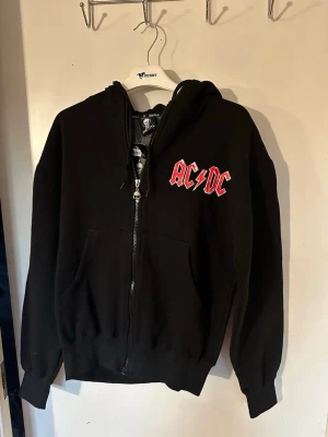 ACDC Huvjacka i storlek S. - Helt ny ACDC Huvjacka. Storlek S. Dragkedjan kan vara lite trög i början, därav priset.