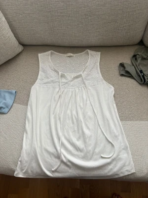 Sommar top - En jätte fin och basic sommar topp helt ny aldrig använt eftersom den är för liten