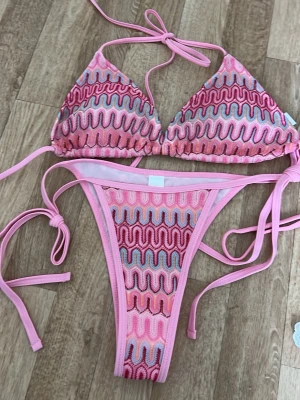 Rosa mönstrad bikini med snörning - säljer då jag fick fel storlek. aldrig använd 