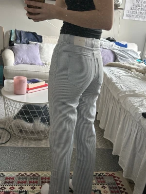 Zara jeans  - Säljer min randiga högmidjade Zara jeans pågrund av att det aldrig har admvädns. De är alltså helt nya men utan prislapp.