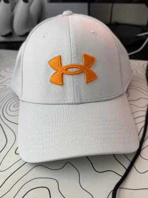Grå/vit keps från Under Armour - helt ny  -  vit/grå keps från Under Armour svår att hitta.
