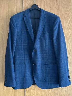 Riley Blazer/kavaj - Säljer en blazer/kavaj från Riley köpt på Brothers. I mycket fint skick, använd ett fåtal gånger. I storlek 52. Riley Shelby, nypris 2499kr.  Perfekt för bröllopet, studenten eller examen.