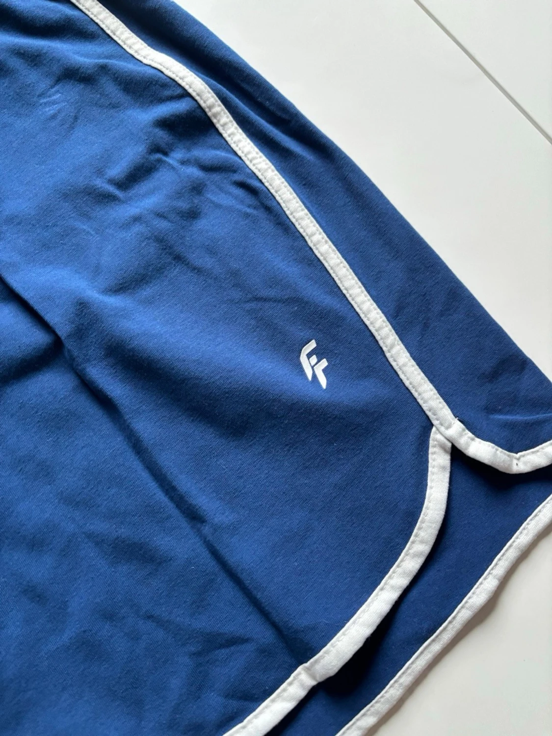 Blå sportig kortkjol med vita detaljer - 3