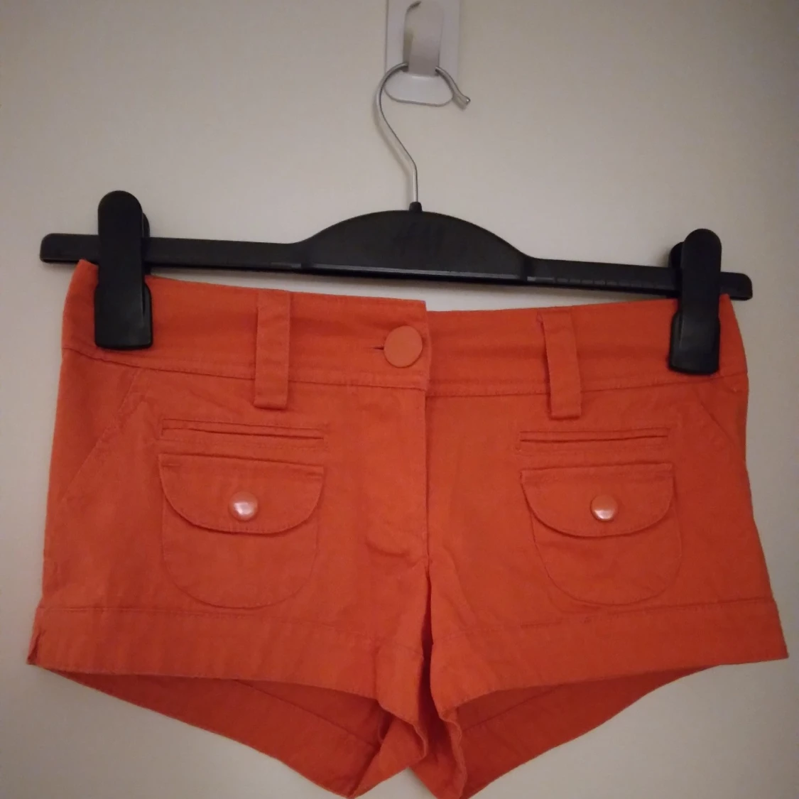 NYA och oanvända korallfärgade  shorts, Strlk 32 /  XS. Flera fickor.  - 2