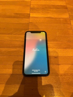 Svart iPhone 11 med dubbel kamera - Säljer en svart iPhone 11 med 64GB från Apple med stilren design och rundade kanter. Mobilen har en stor skärm med notch och baksidan är av glas med två kameror och LED-blixt. Perfekt för dig som vill ha en modern och kraftfull smartphone. Nytt batteri och serverad, även olåst.