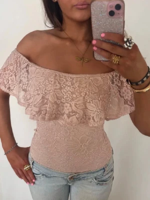 Offshoulder ljusrosa spetsbody med volang - Såå fin Offshoulder ljusrosa volangbody i spets!! Jag är 168 och det är mina bilder, köp via köp nu direkt eller Swish, kvar tills markerad som såld 💖 