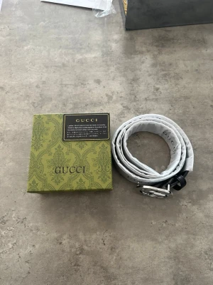 Gucci Bälte  - Hej, säljer ett äkta Gucci bälte i färgen beige/blå. Säljer den eftersom det blev ett spontant impulsköp och har inte haft något tillfälle för användning. Är i nytt skick och kvitto finns som kan fås vid förfrågan. Priset ej hugget i sten eftersom vill bara bli av med den så snabbt som möjligt. 