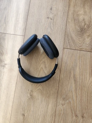 Airpods max  - Helt ny utan skador eller repor medföljer laddare till dom 