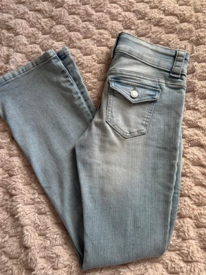 H&M jeans  - Ljusblåa jeans från H&M. Midjemått: 35cm. Grenhöjd: 19.5cm. Innerbenslängd: 76cm. Lårbredd: 18cm. Hör av dig vid frågor!