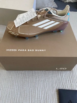 Fotbollskor F50 bad bunny - F50 x bad bunny. Helt oanvända, sprillans ny.     Storlek 44 limited edition slutsålda överallt.
