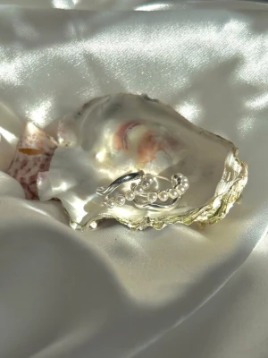 Silvriga örhängen med pärlor - S925 silver hoop örhängen med pärlor. Hypoallergenic och tål vatten! 🌊☀️