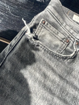 Grå Levis 511 jeans - Säljer mina gråa 511 jeans från Levis, byxorna är i bra skick förutom att den vänstra fickan har lite slitage. 