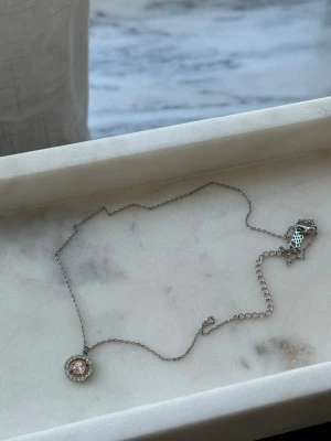 Lily & Rose halsband  - Så fint halsband från Lily & Rose i silver med swarowski kristall i färgen silk (champagnefärgad). Fint skick och utan defekter 🩷