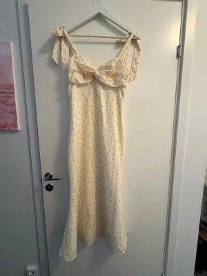 Gul adooreklänning  - Gul klänning från adoore, knappt använd🤍