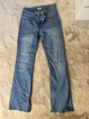 Blå bootcut jeans - Säljer ett par ljusblå bootcut jeans 