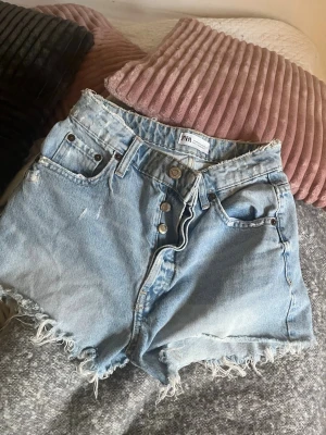 Ljusblå shorts från ZARA - Säljer ett par ljusblå shorts från ZARA med lågmidja
