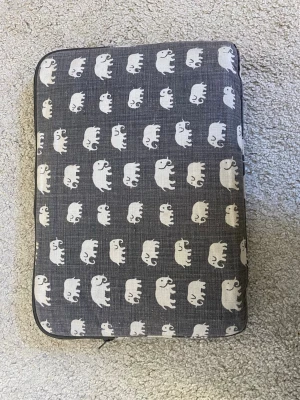 Svensk tenn datorfodral - Svensk tenn datorfodral grå, i den stora modellen, 36 x 28 cm. Nypris 1600, grå finns inte längre på hemsidan. Liten defekt på bild 3. Kan finnas små veck också som på bild två men de är sånt som lätt kan fixas. Lägg prisförslag!💕💕