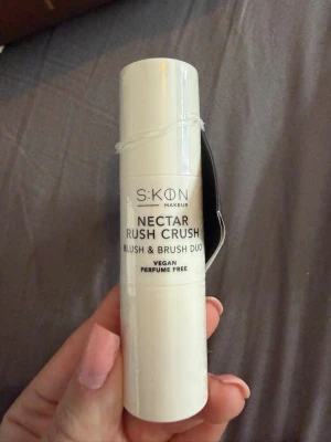 SKON Nectar Rush Crush Blush Duo - Säljer en SKON Makeup Nectar Rush Crush Blush & Brush Duo. Produkten är vegansk och parfymfri, och kommer i en smidig vit cylinderformad förpackning. Perfekt för dig som vill ha rouge och borste i ett. Enkel att ta med i väskan.