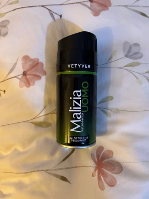 Malizia Uomo Vetyver Deodorant - Malizia Uomo Vetyver Eau de Toilette deodorant i sprayform. Flaskan är svart och grön med modern design och har en praktisk sprayfunktion. Innehåller 150 ml och har en fräsch, maskulin doft med inslag av vetyver.