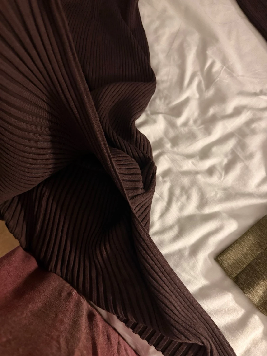 Brun ribbad långklänning med v-ringning - 3