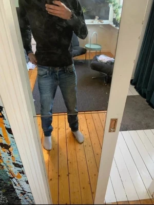 Blå raka jeans med klassisk passform - Stilrena jeans från Jack and Jones som är inprinsip nya. Använt ca 4-5 ggr