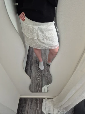 Vit volang kjol - Fin kjol med fina broderier❣️ Endast använd ett fåtal gånger❣️