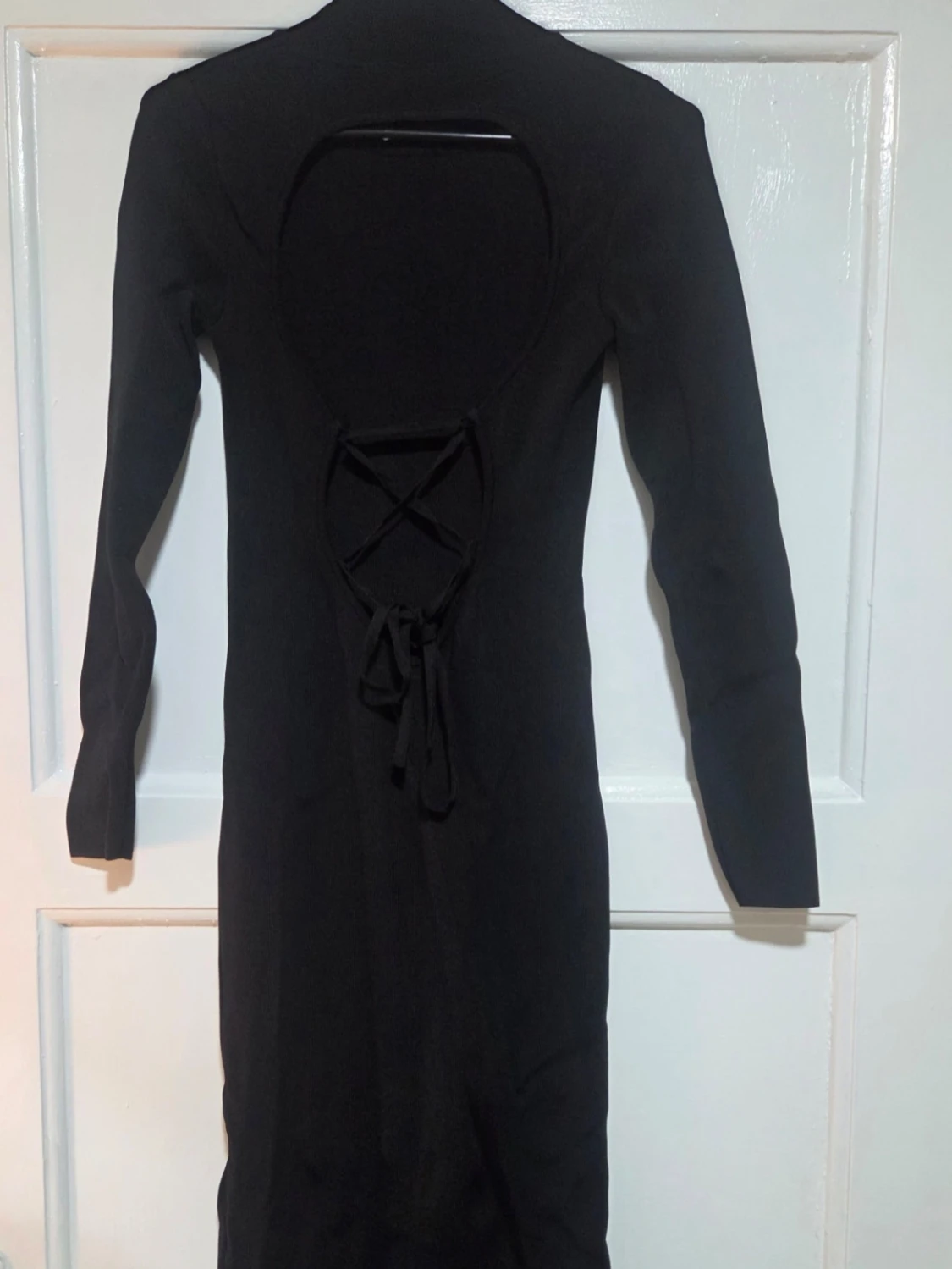 Svart långärmad midiklänning med öppen rygg - 4