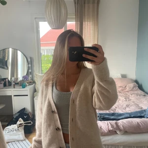 Mohair kofta - Stickad kofta från hm i mohair blend, knappt använd. Storlek S,  ganska overzised på mig som är 168! Kom gärna med prisförslag!