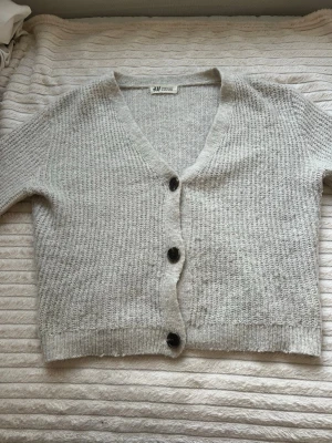 Stickad kofta - Grå/beige stickad kofta från hm, storlek 158/164. Säljer för att den ej kommer till andvänding 