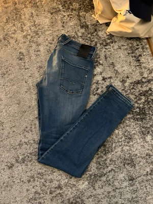 Replay jeans  - Tja säljer dessa blå och stilrena jeansen från Replay med klassisk femficksdesign och smal passform. Jeansen passar till alla tillfällen och kan enkelt kombineras med en skön hoodie nu till våren och sommarn. Storlek W29-L32. Vid intresse är det bara att höra av sig. Pris går att diskutera.
