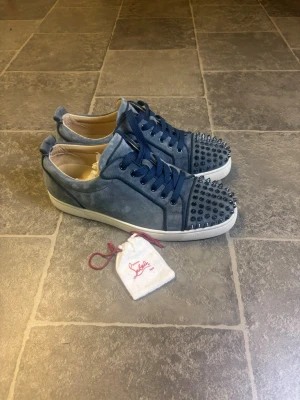 Christian Louboutin Washed Blue | 42 - Säljer dessa otroligt sällsynta loubs i färgen ”washed blue” | Skicket är mycket bra | Äkta , påse till snören medföljer, utan snören. storlek 42