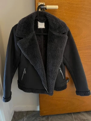 Grå jacka  - Använd fåtal gånger 