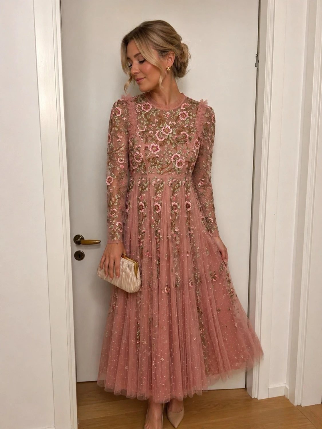 Rosa långklänning med blommig spets