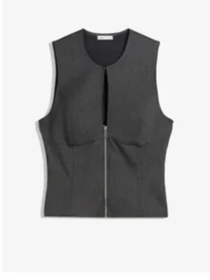 Mörkgrå väst med dragkedja - Snygg mörkgrå topp från Bershka. Toppen har ett material som formar sig till kroppen, och är i storlek s men kan anpassas väl till den som bär den. Endast använd en gång 