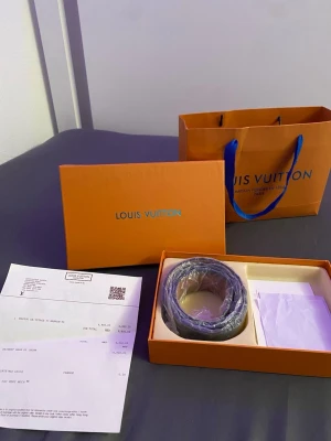 Zara svart skärp i skinn - Snyggt svart skärp från Zara i klassisk design. Skärpet är tillverkat i skinn och levereras med originalförpackning, påse och kvitto. Perfekt accessoar för att lyfta din outfit med en exklusiv touch.