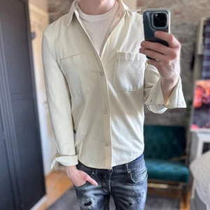 Overshirt - Bra skick, använd men inga defekter! Passar dig som är mellan 170-180cm ungefär. Modellen är 185 cm, 75kg. Passar bra nu till våren! Skriv för mer information!🤝