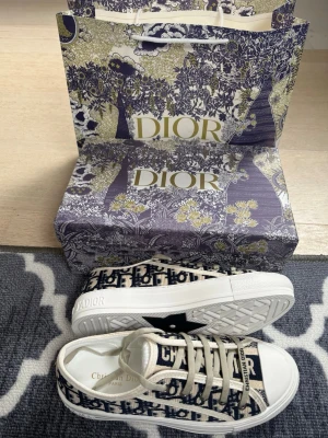 Svarta dior skor dam - Säljer dessa fina dior skor. Allt på bilderna ingår  vid köp. Skriv vid intresse!