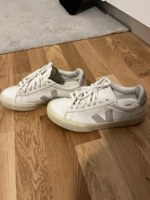  Veja skor  - Säljer ett par vita Veja skor💗
