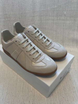 Maison margiela gats - Säljer ett par stilrena Maison margiela gats perfekt nu till sommaren • Storlek: 43 • Box + dustbag ingår • Skon är i ett mycket bra skick men boxen är lite sönder • Det är bara att slå en pling om du undrar något 😊