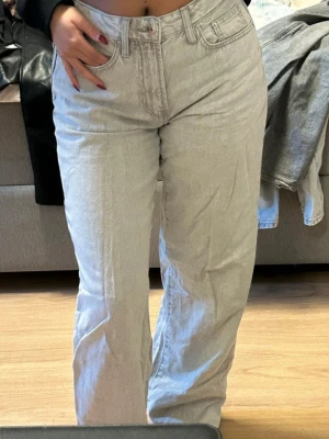 Ljusgrå raka jeans med hög midja - Säljer ett par ljusgrå jeans med rak passform och hög midja. 