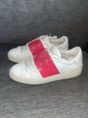 Valentino - Snygga Valentino Garavani Open sneakers I storlek 39. De är I toppen skick endast skor medföljer. Hör av dig vid frågor!