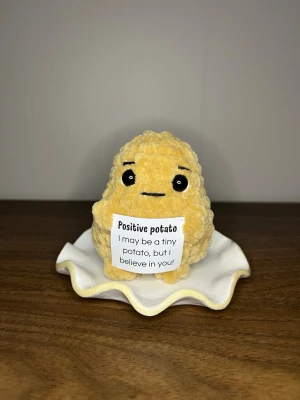Virkad positive potato - Virkad ”positive potato” med en rumpa, cirka 7cm hög☺️ Perfekt som present eller att ha som dekoration💗