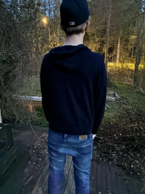 Mörkblå kashmir  - Säljer denna feta sayless kashmir tröjan, modellen är 182 cm. Hör av er vid funderingar!